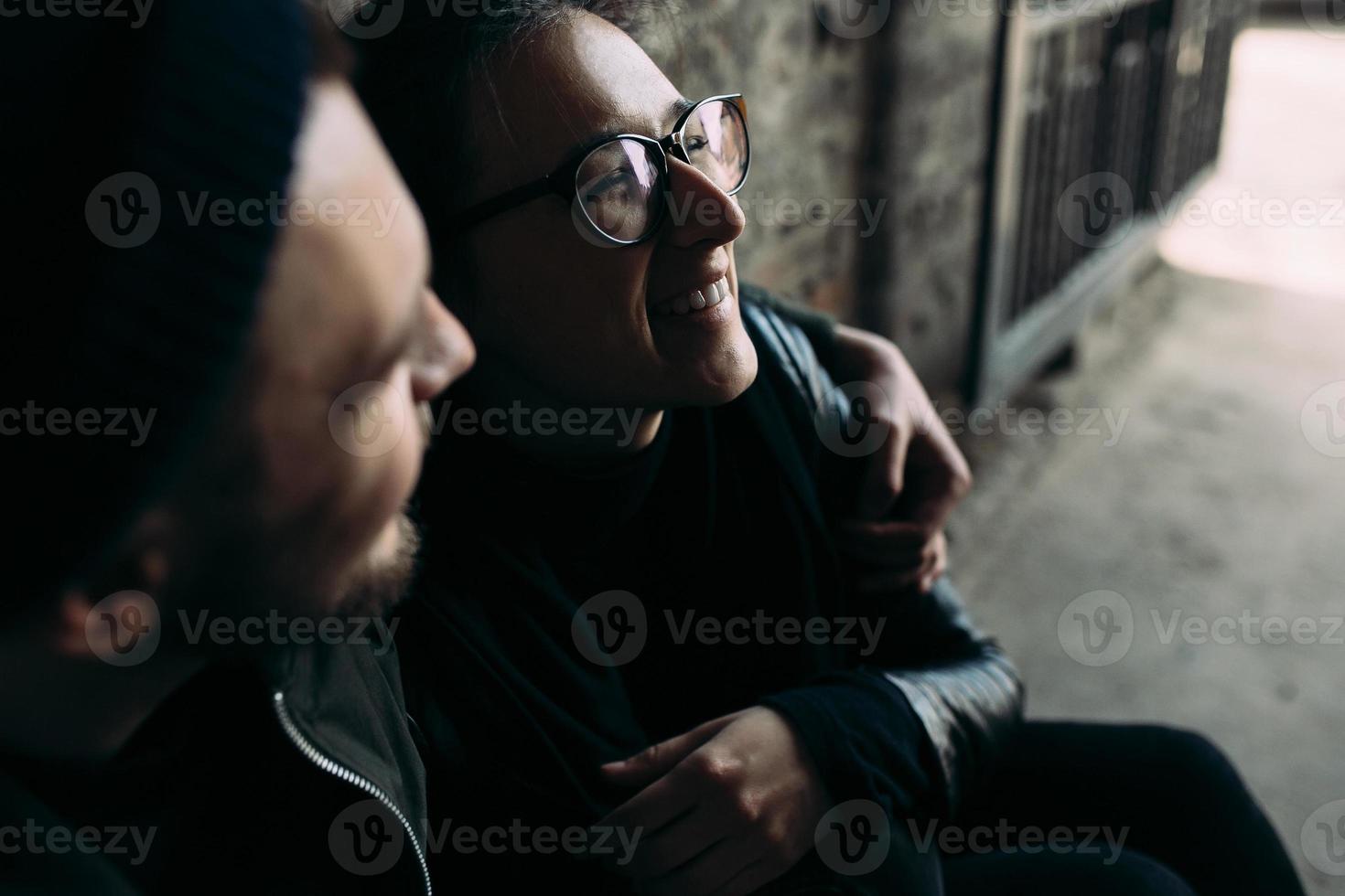 coppia in posa nel strada secondaria foto