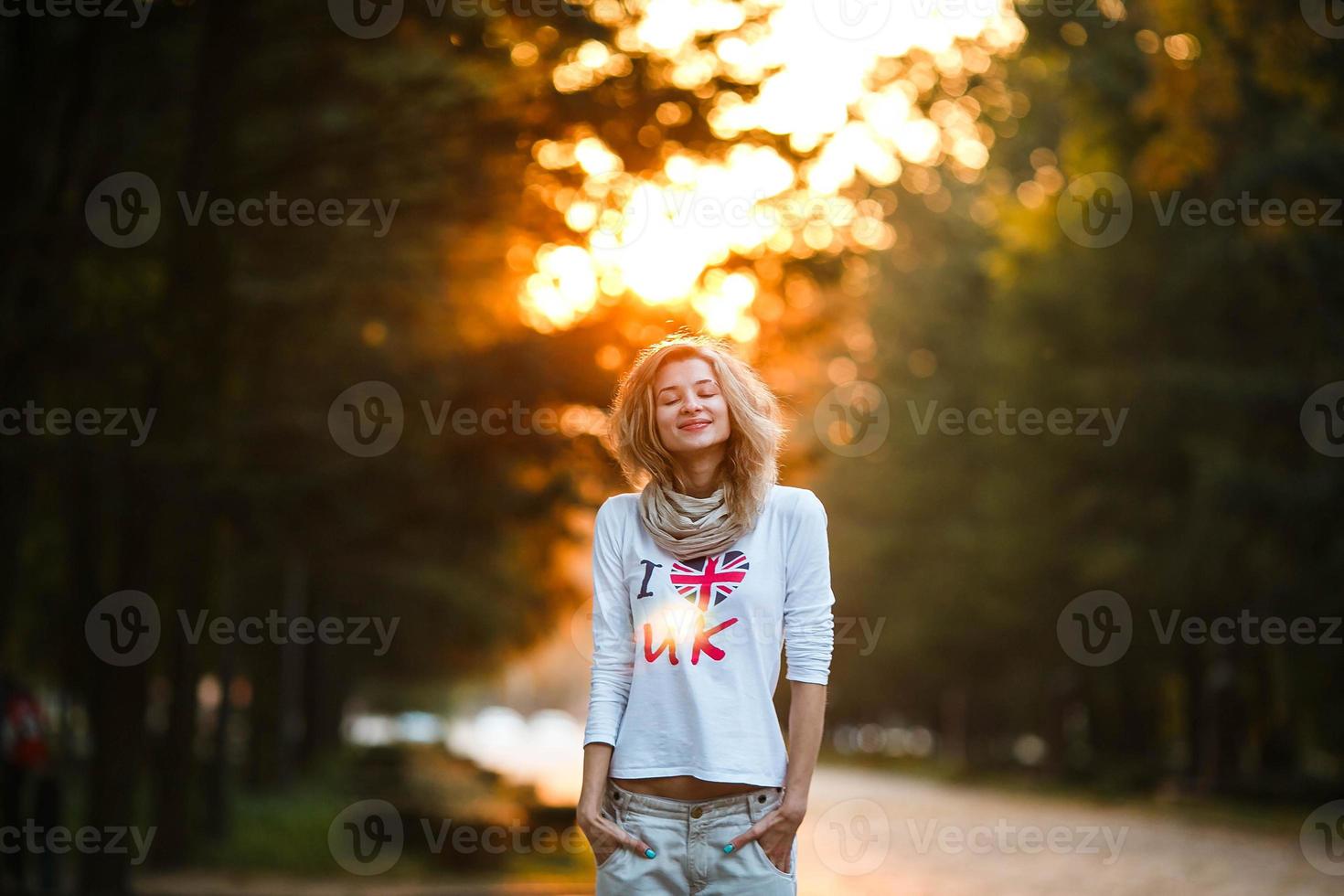 bellissimo ragazza nel tramonto leggero foto