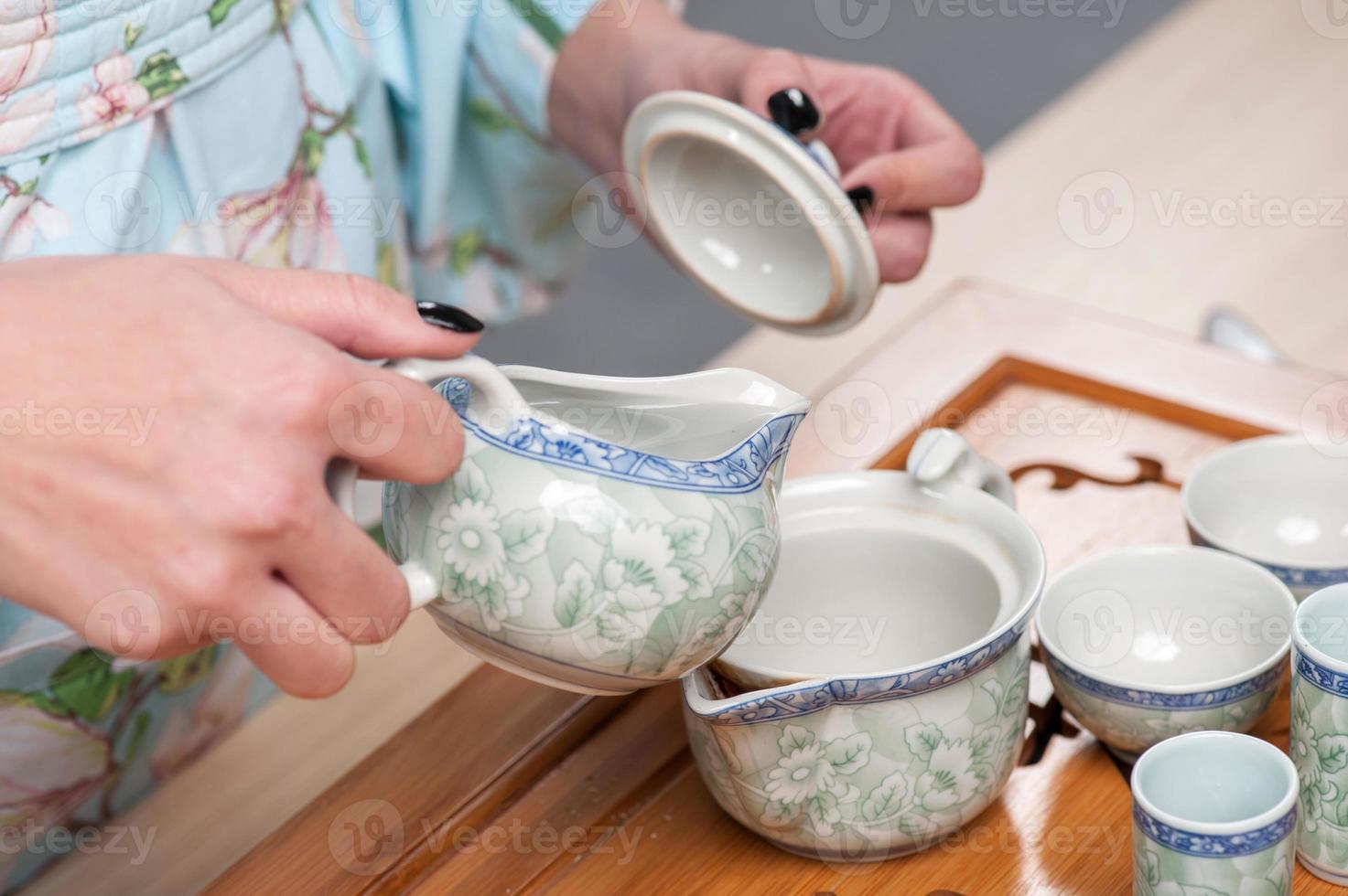 bellezza asiatica si prepara per la cerimonia del tè foto