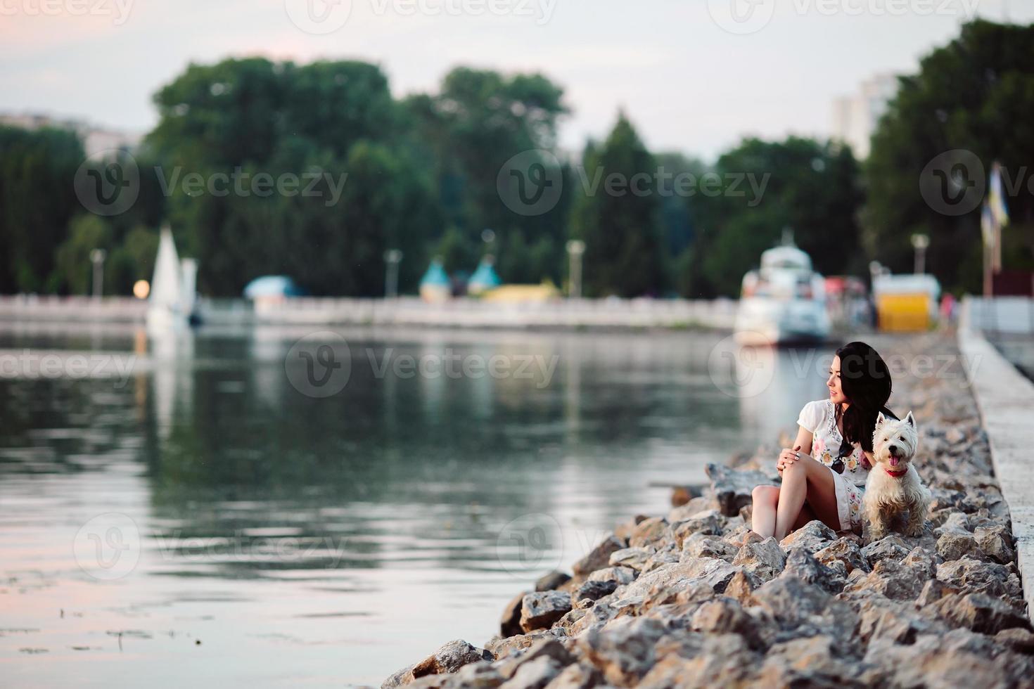 ragazza con un cane sul lungomare foto