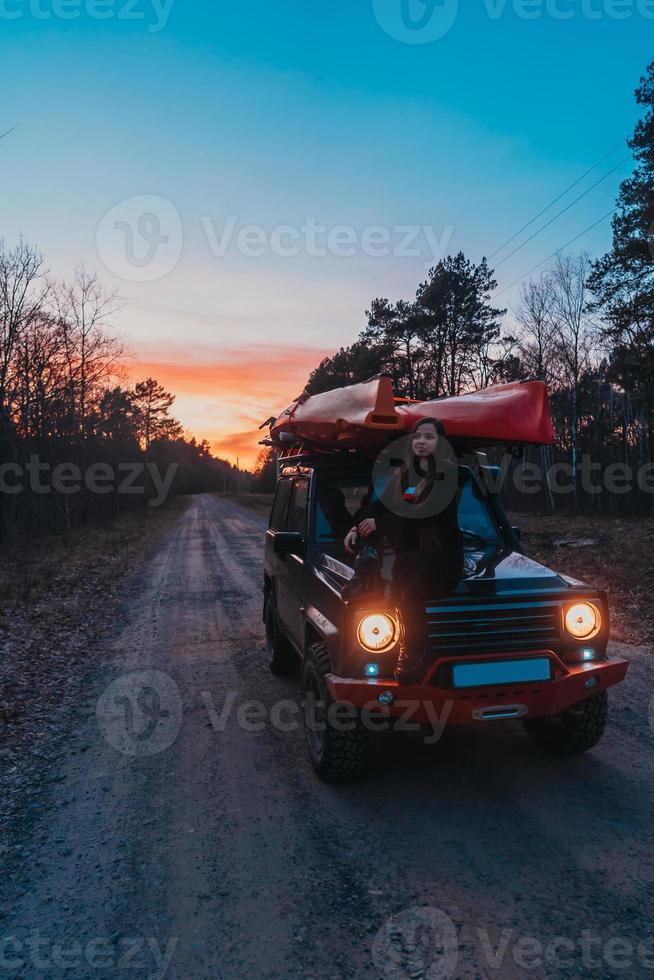 donna seduta su davanti su un' cappuccio 4x4 terreno veicolo. foto