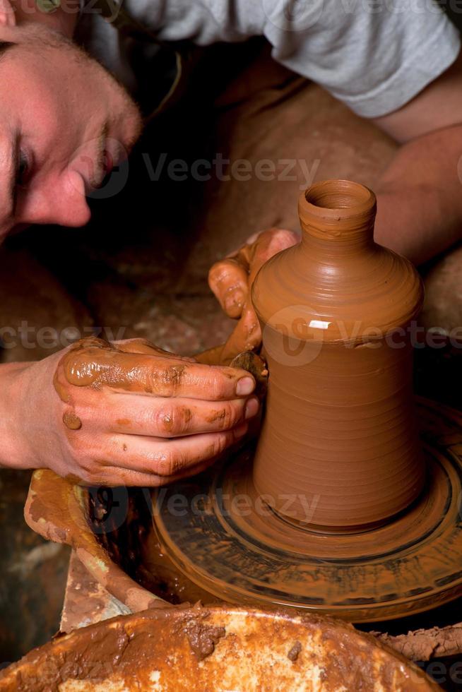 mani di un vasaio, creando un vaso di terracotta foto