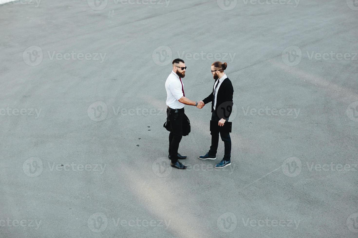 due uomini d'affari si stringono la mano foto