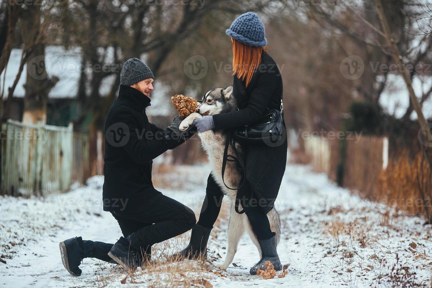 uomo e donna con cane a piedi foto