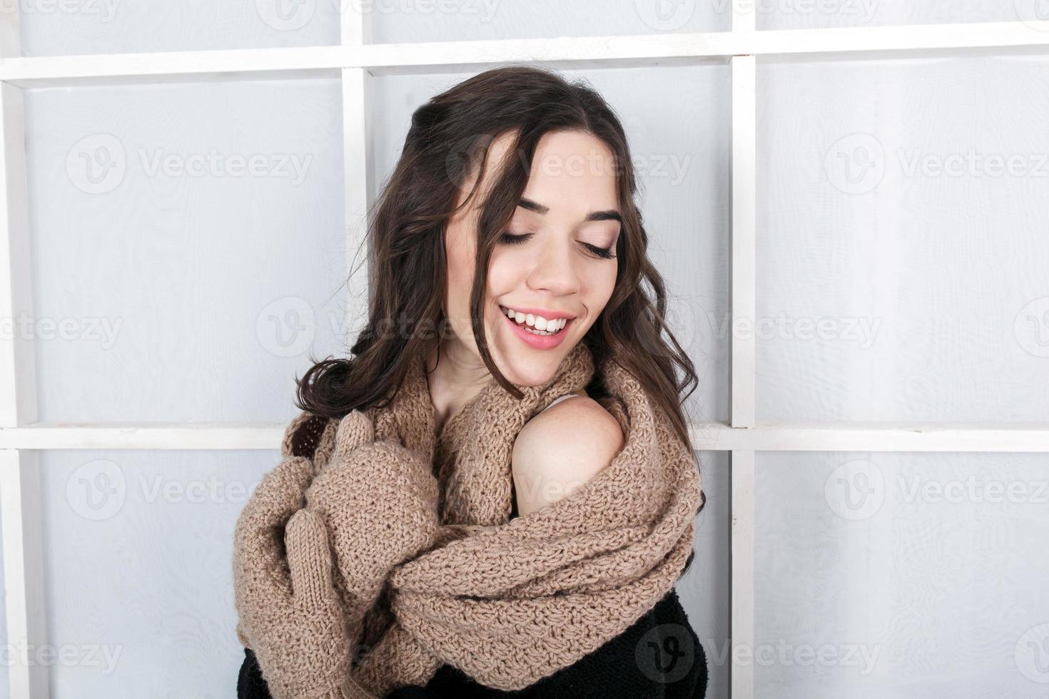 carino ragazza nel inverno attrezzatura in posa per il telecamera. Natale sfondo foto