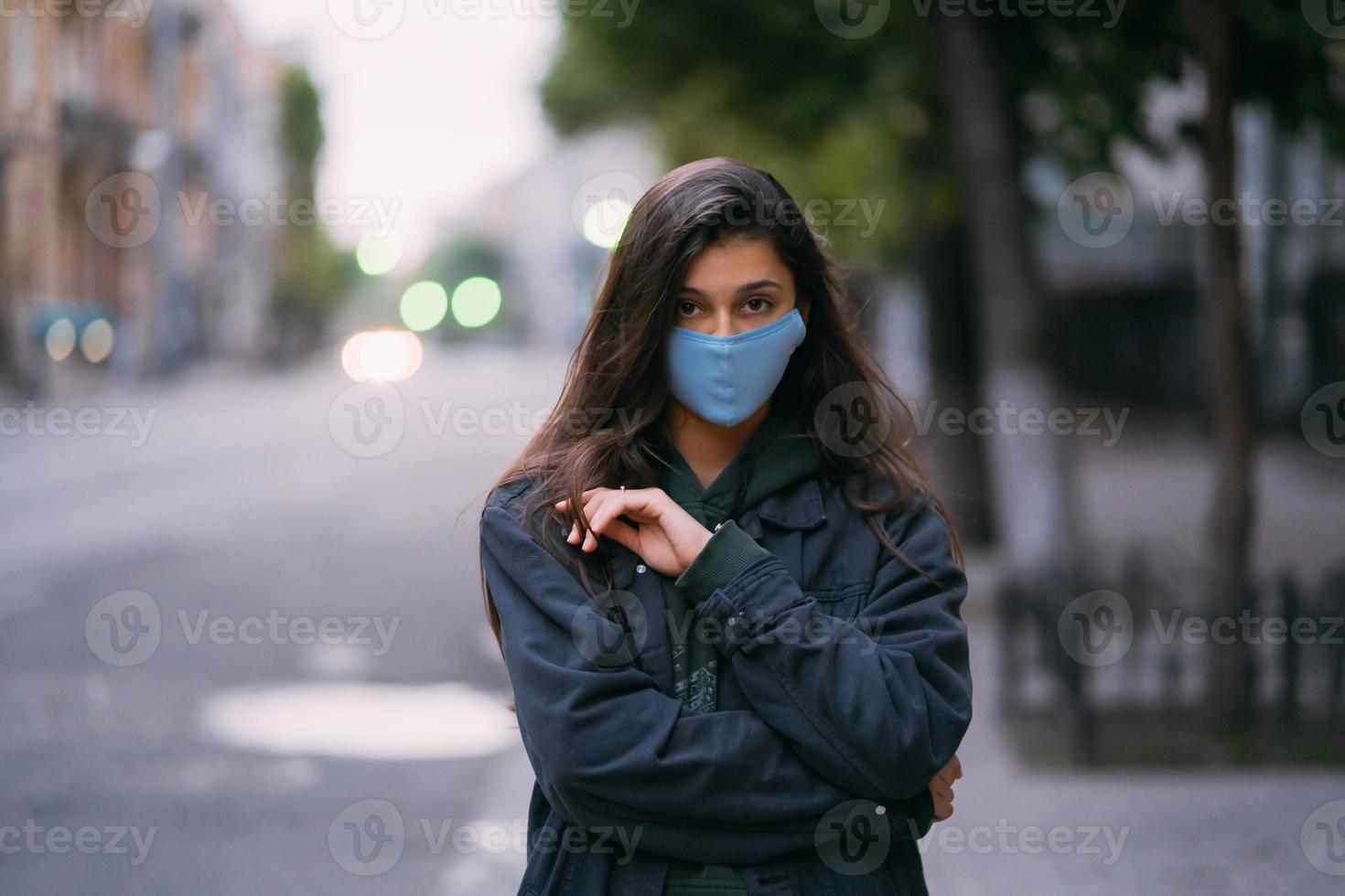 giovane donna, persona nel protettivo medico sterile maschera a vuoto strada foto