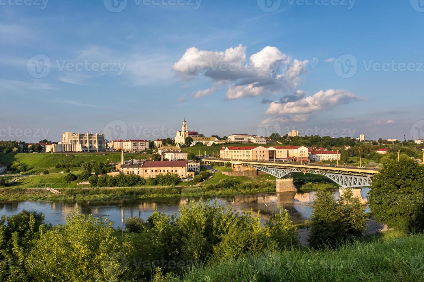 passeggiata panoramica che domina la città vecchia e gli edifici storici del castello medievale vicino all'ampio fiume con enorme ponte foto