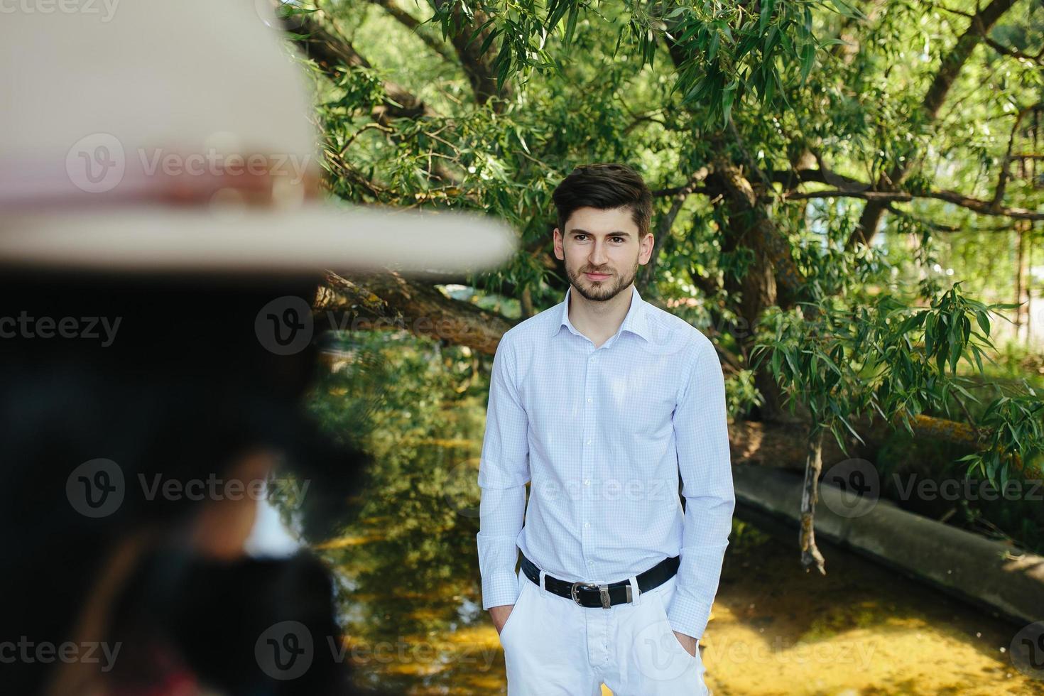 uomo e donna al lago foto