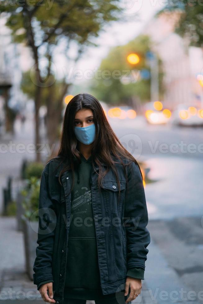 giovane donna, persona nel protettivo medico sterile maschera a vuoto strada foto