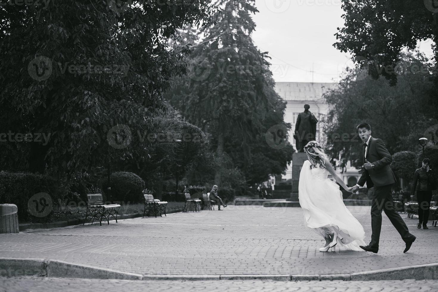 sposo detiene sposa nel il suo braccia e contorto foto