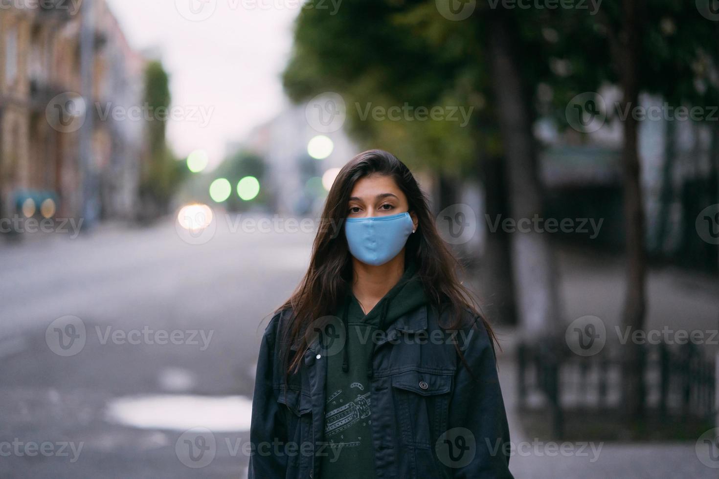 giovane donna, persona nel protettivo medico sterile maschera a vuoto strada foto