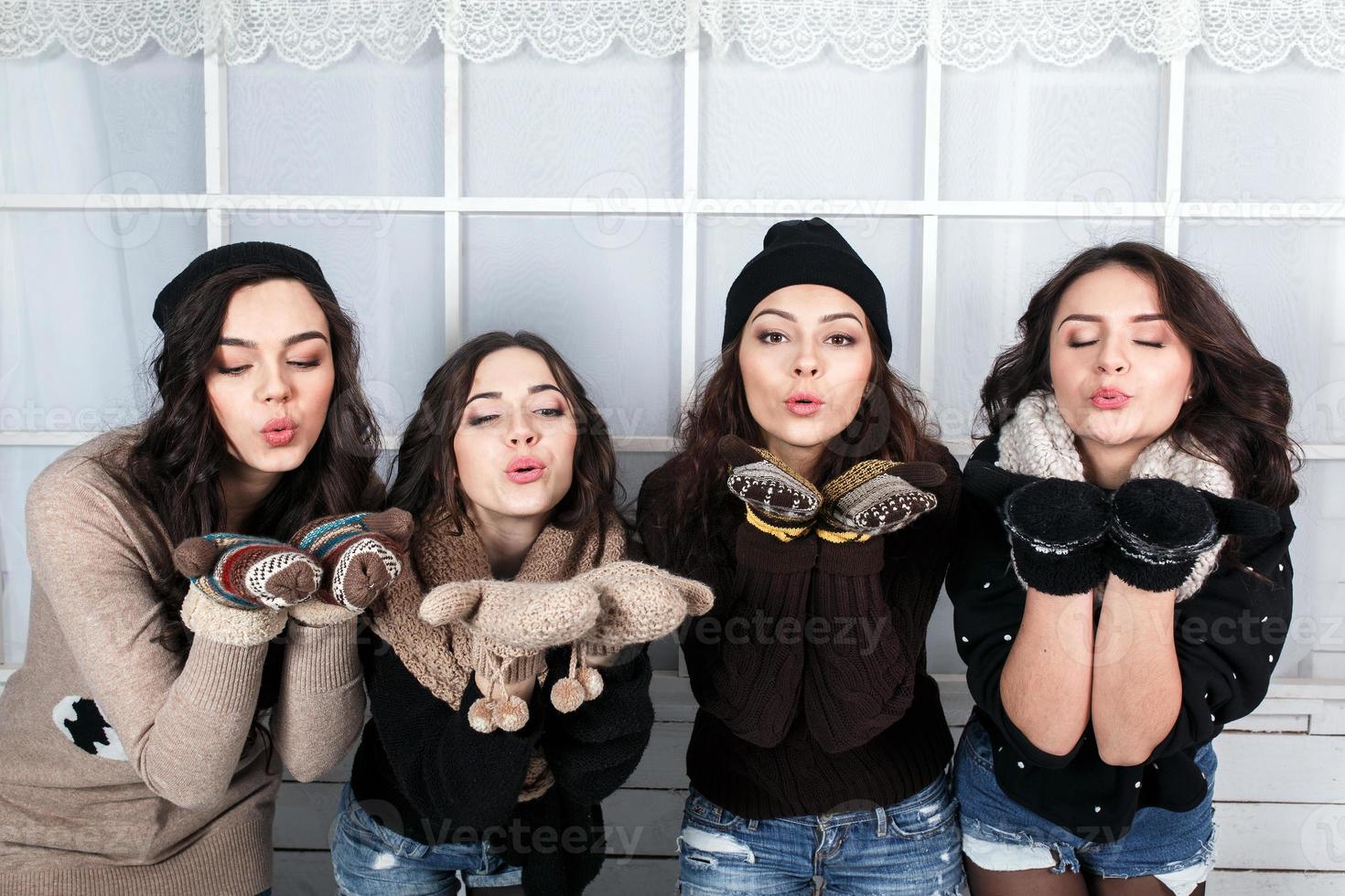 carino ragazza avendo divertimento e in posa per il telecamera. Natale sfondo foto