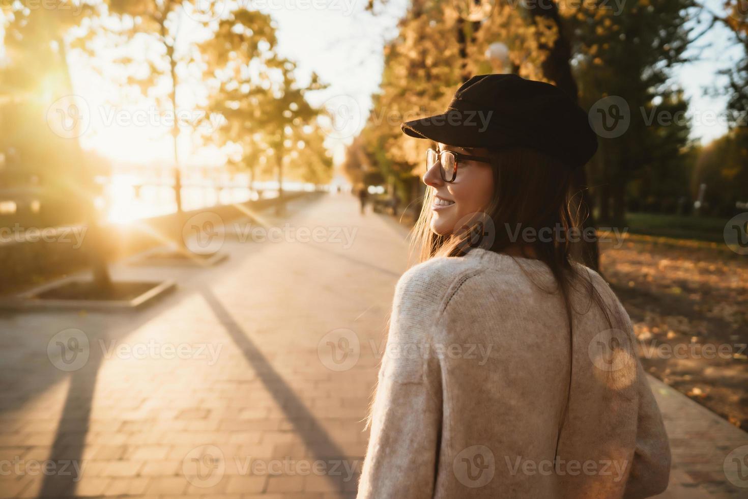 attraente, giovane brunetta con lungo capelli a piedi autunno parco. foto