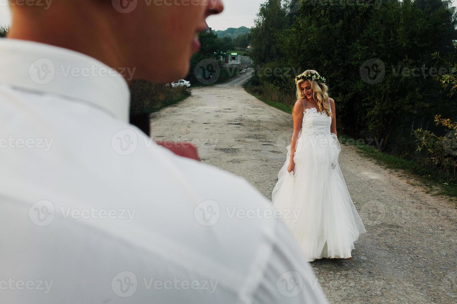 sposa conduce sposo su il strada foto