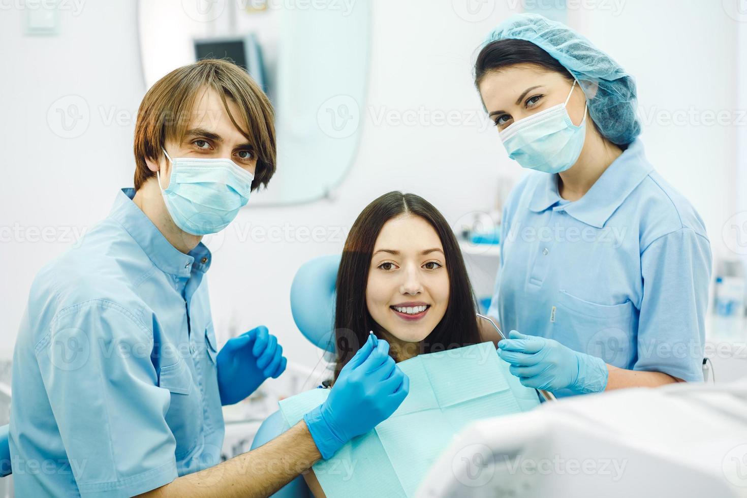 il ragazza su ricezione a il dentista con assistente foto