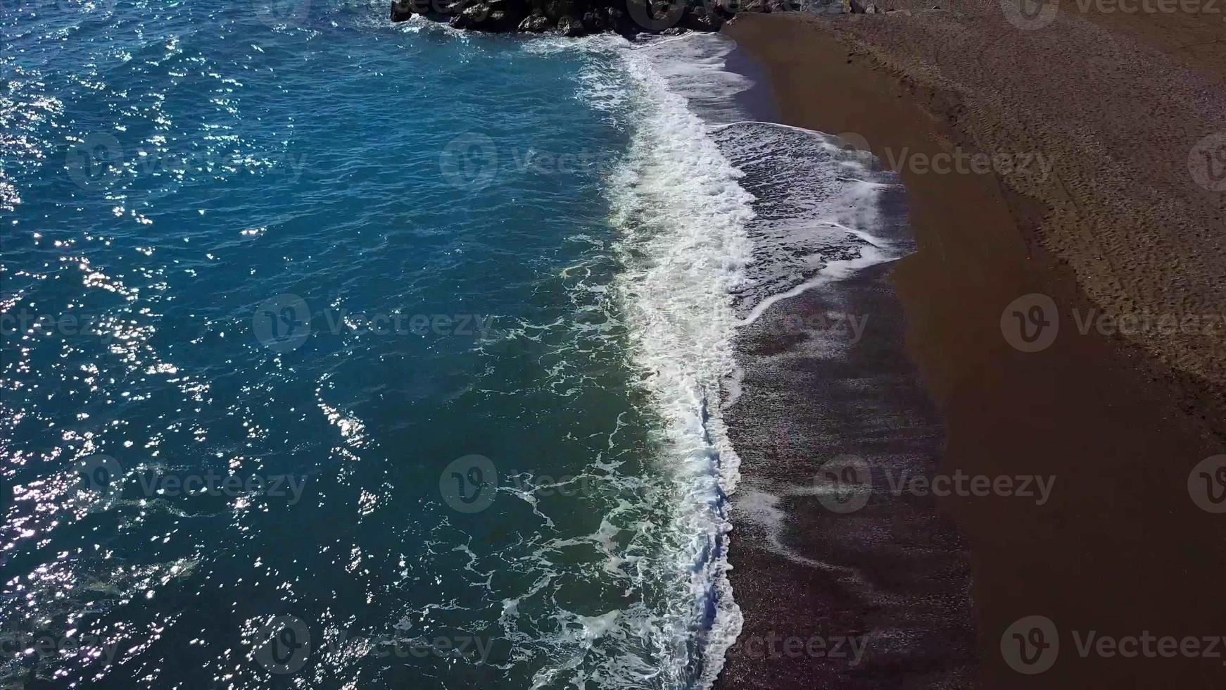 aereo fotografia di il mare spiaggia foto