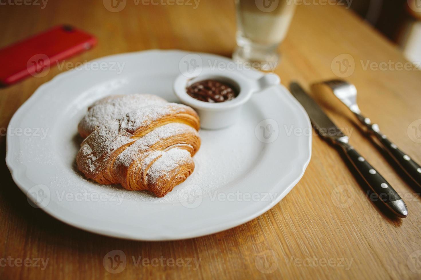 croissant al cioccolato foto