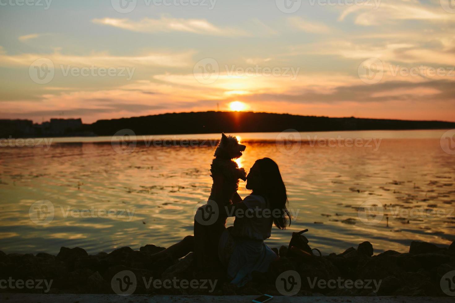 ragazza e cane su il lago foto