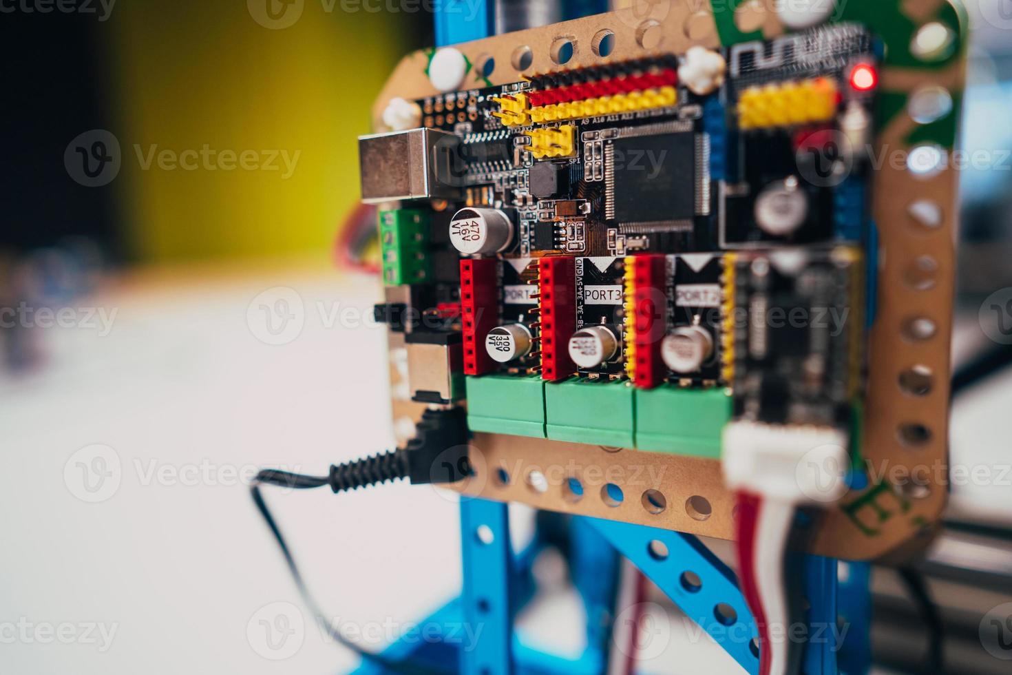 elettronico circuito tavola con processore e fili foto