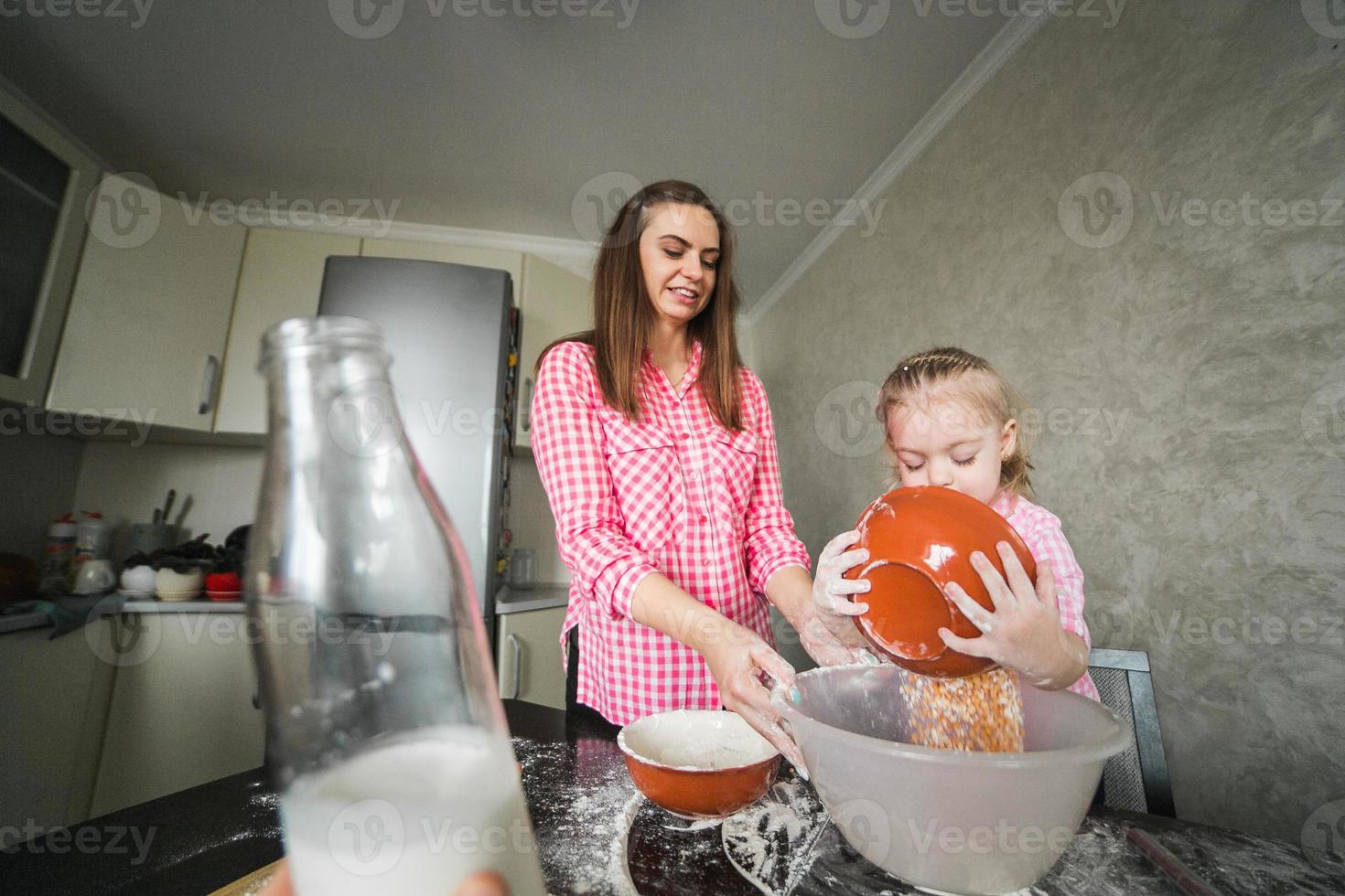 mamma e figlia insieme nel il cucina foto