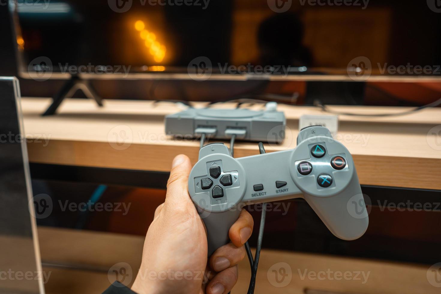 maschio mani Tenere vecchio un' ps2 controllore foto