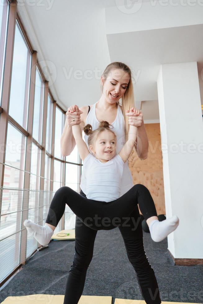 poco ragazza e mamma avendo divertimento foto