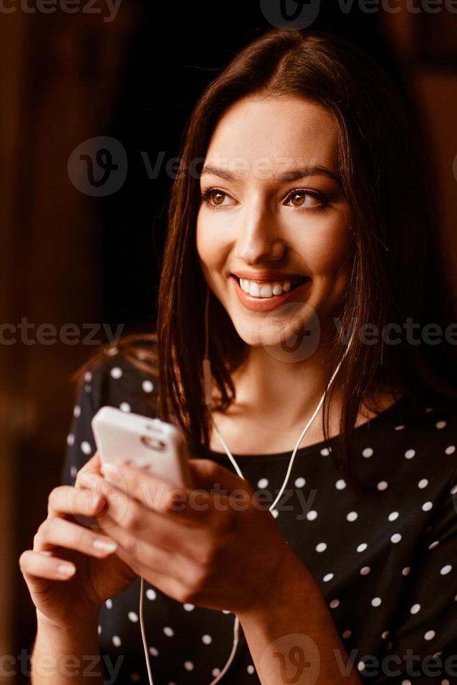 bellissimo ragazza parlando su il Telefono e sorridente. instagram tonificante effetto foto