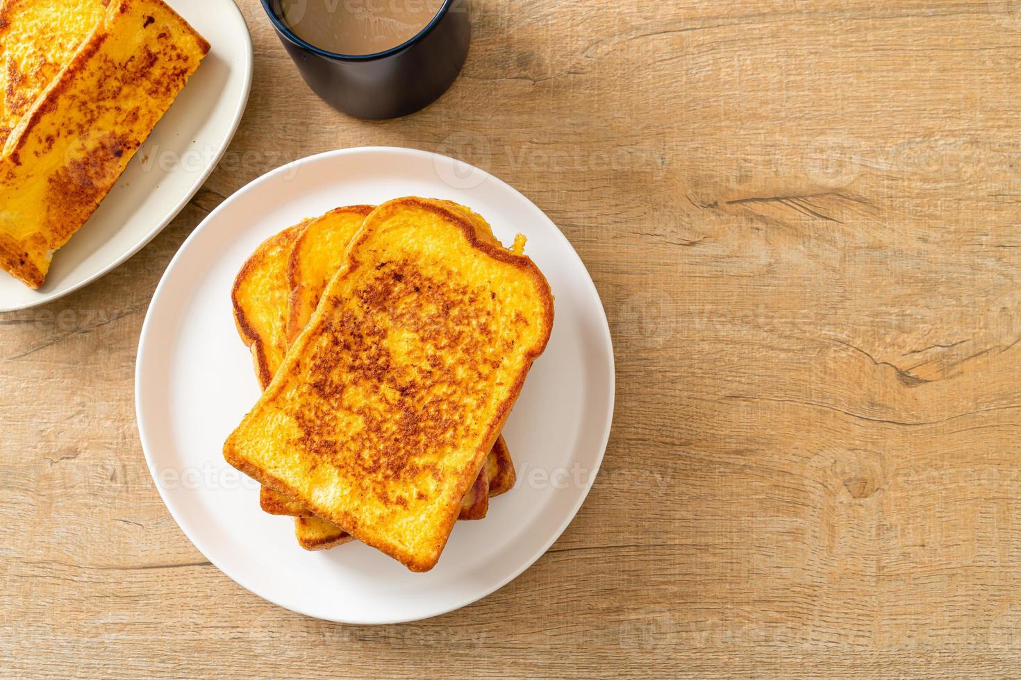 toast alla francese su piatto bianco foto