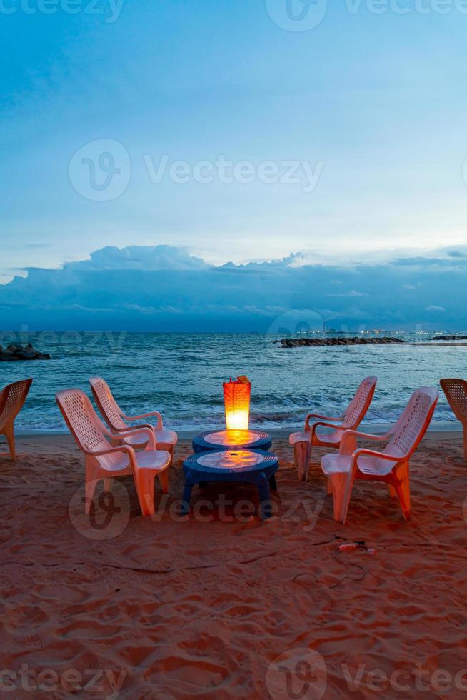 spiaggia sedia con cenare tavolo vicino mare spiaggia foto