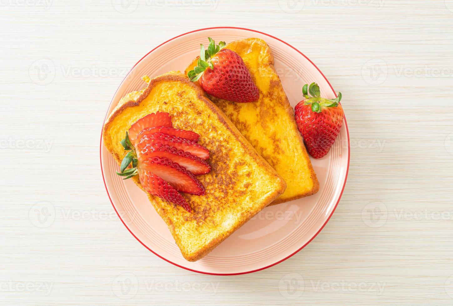 toast alla francese con fragole fresche foto