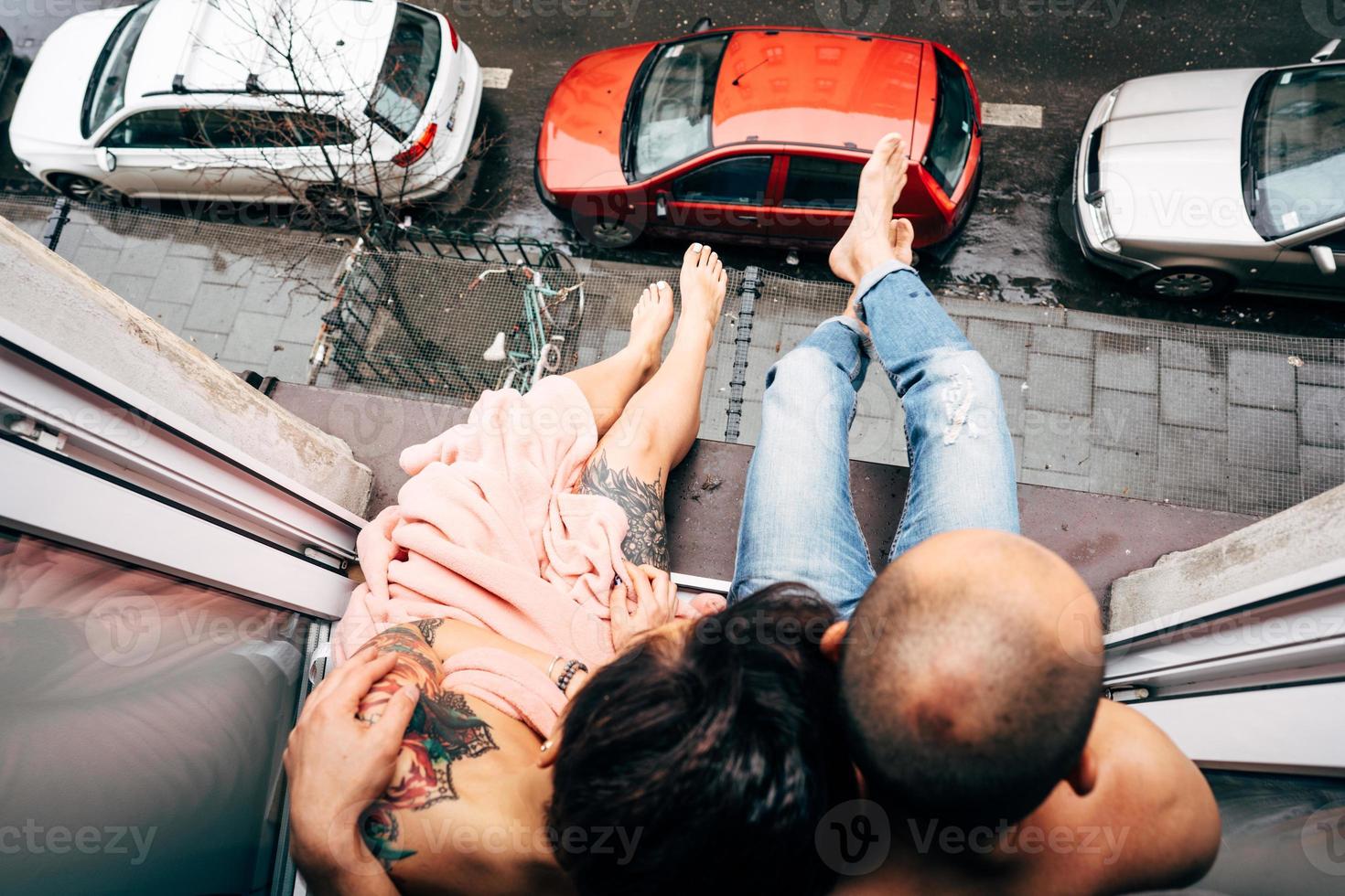 uomo e bellissimo ragazza mentre seduta di il finestra foto