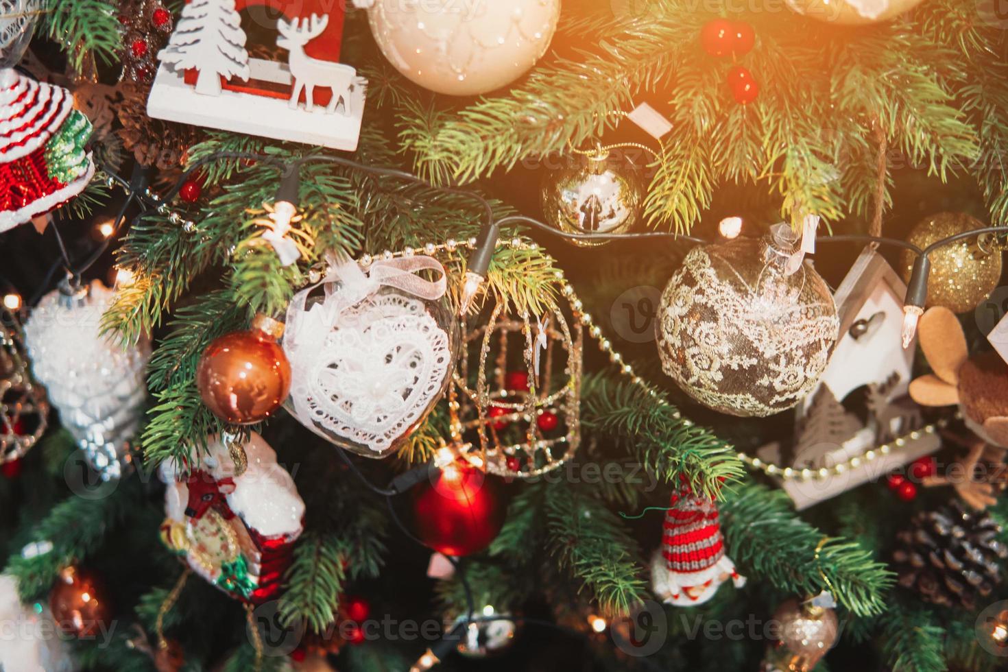 Natale albero ramo con giocattoli foto