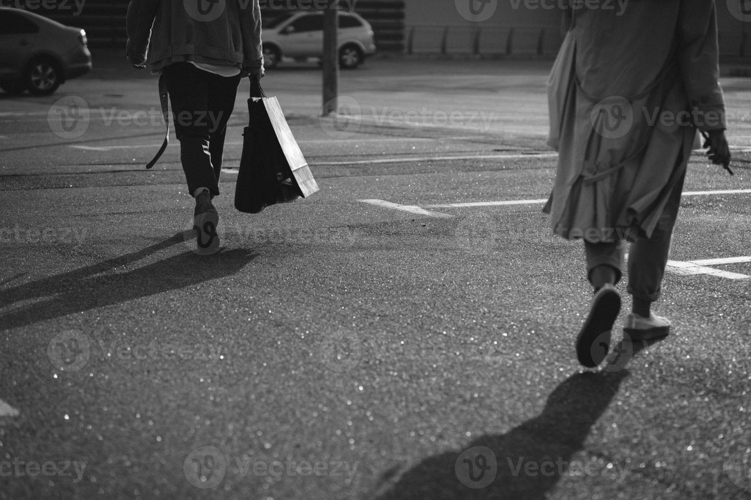 giovane donne con shopping borse a piedi su strada. foto