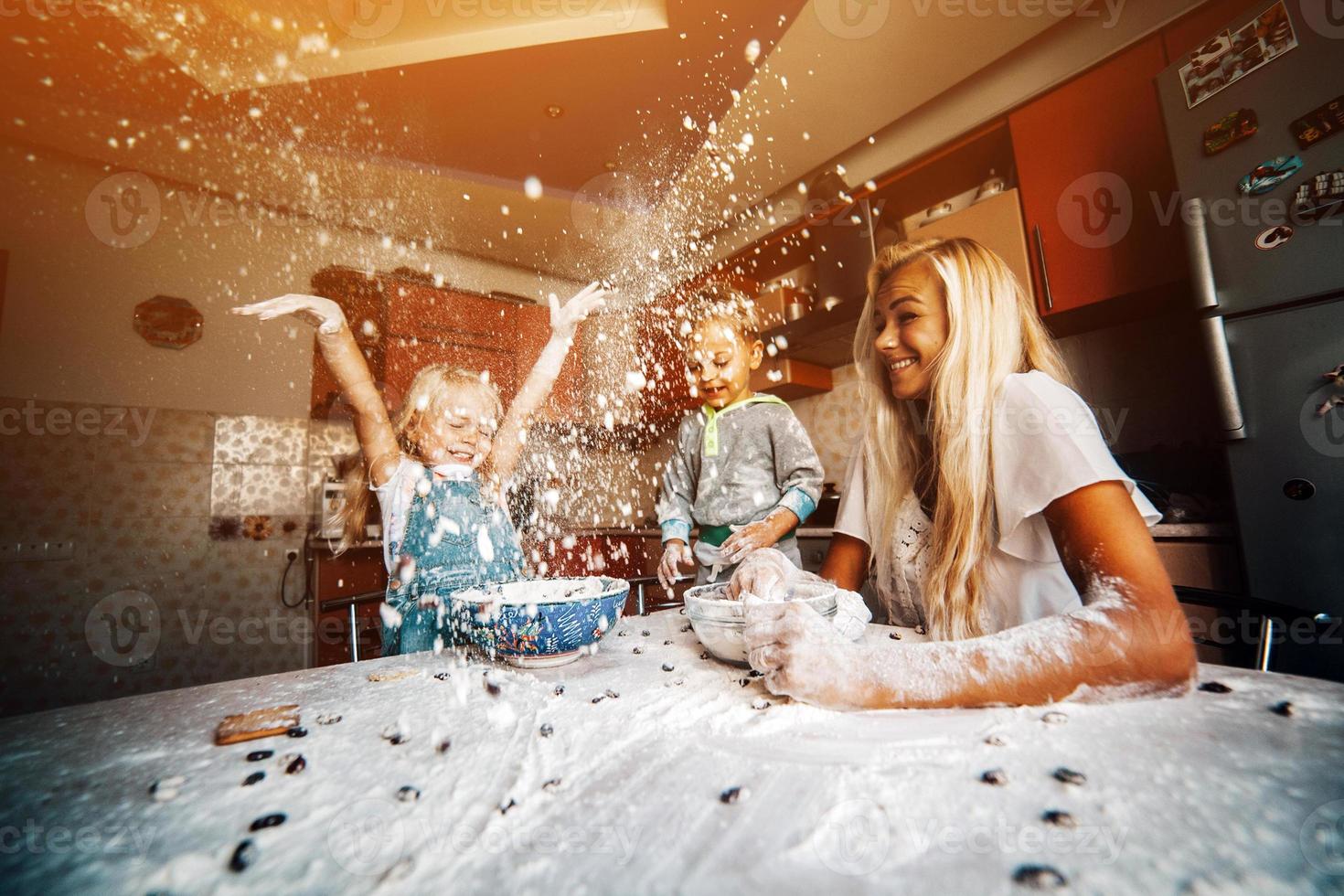 madre con bambini su cucina foto