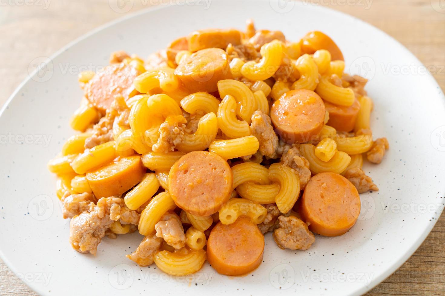 maccheroni salsiccia e macinato di maiale foto