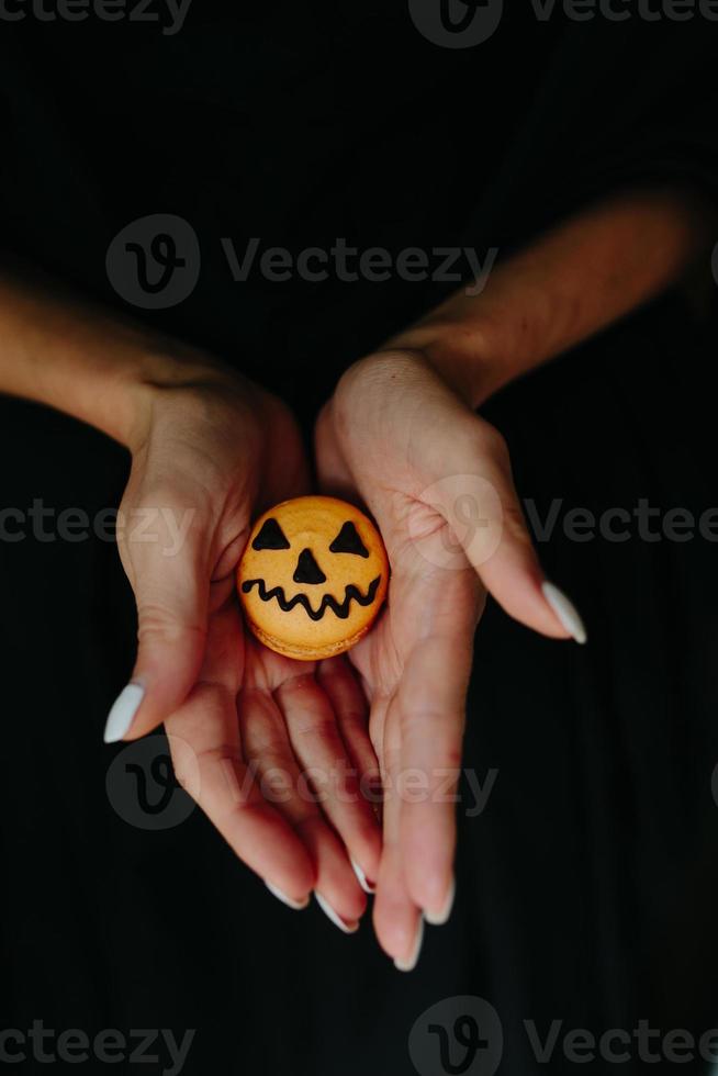 donna Tenere un' biscotto per Halloween foto