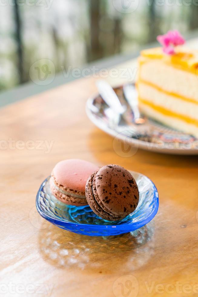 macaron rosa e cioccolato sul piatto foto