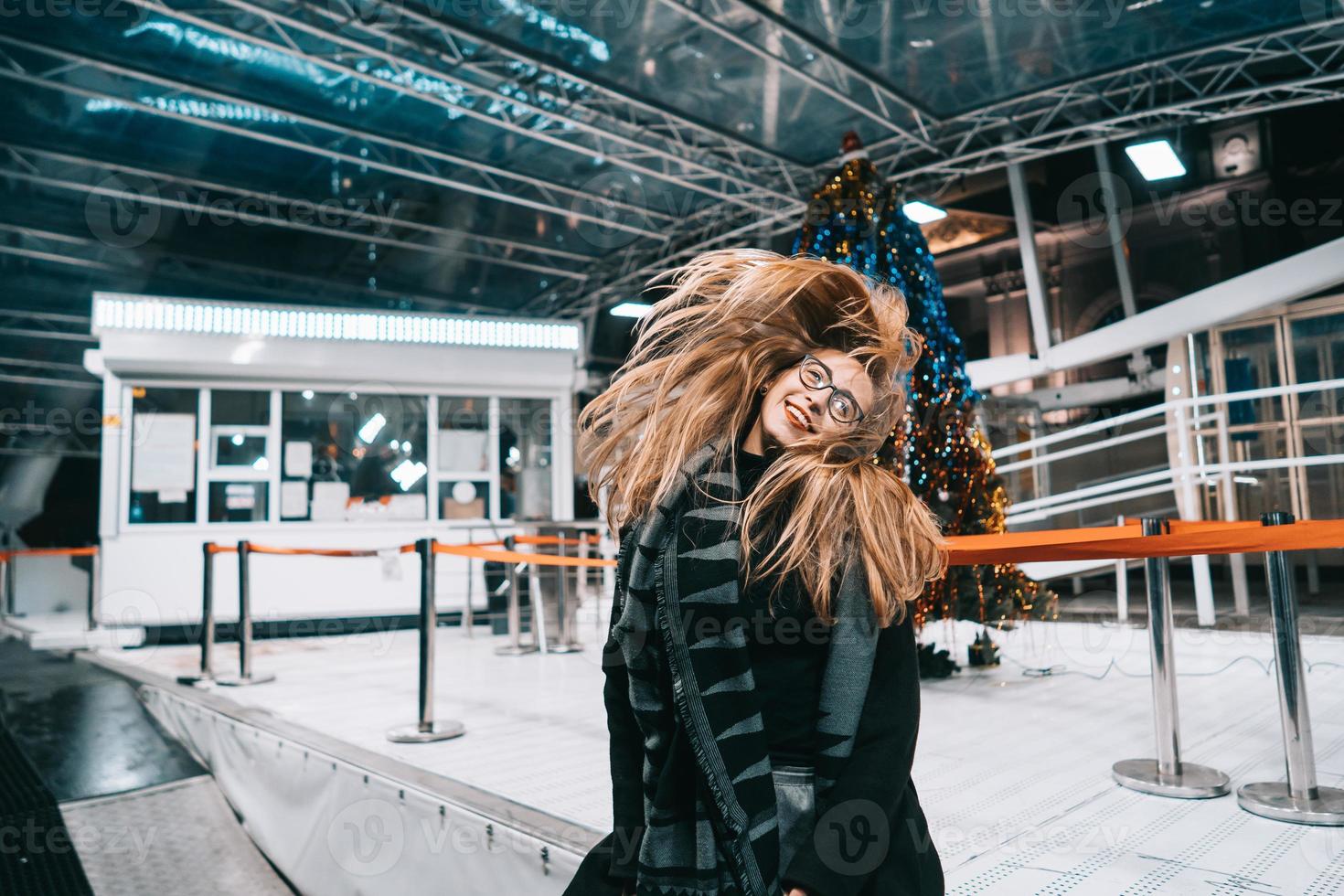 bellissimo giovane donna pose su il strada a notte foto