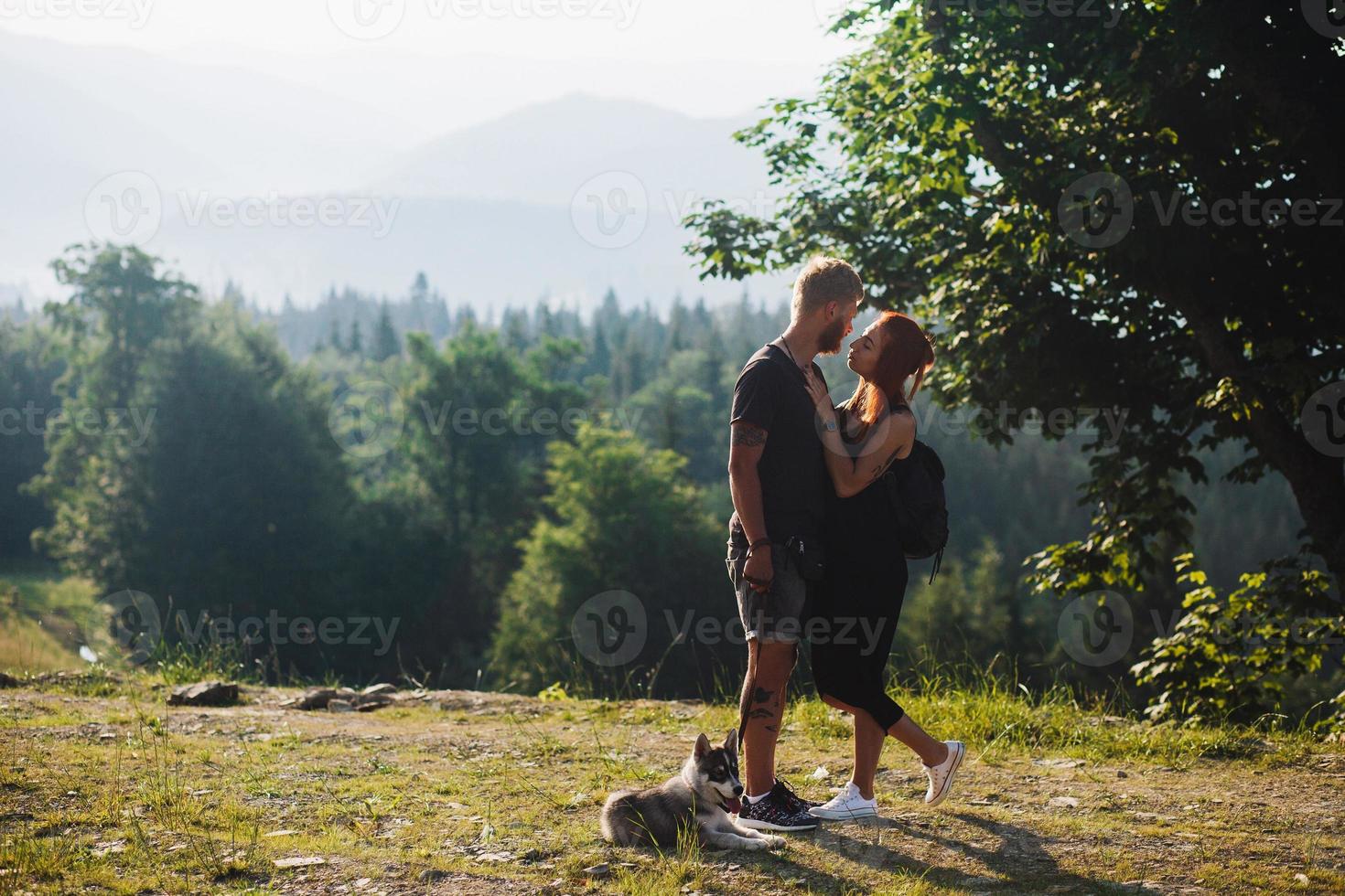 foto di un' coppia nel il montagne
