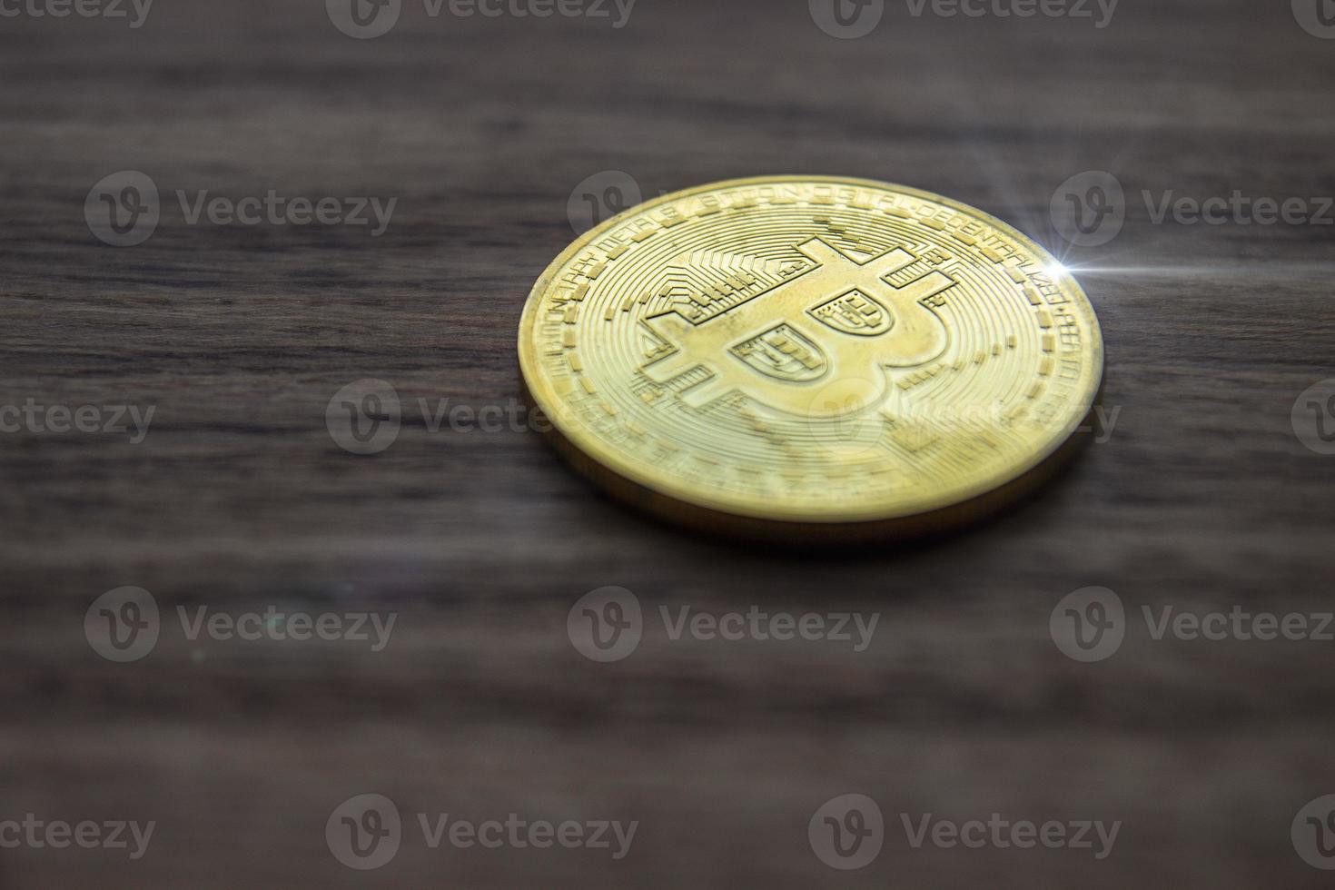 bitcoin criptovaluta moneta su un' di legno superficie foto