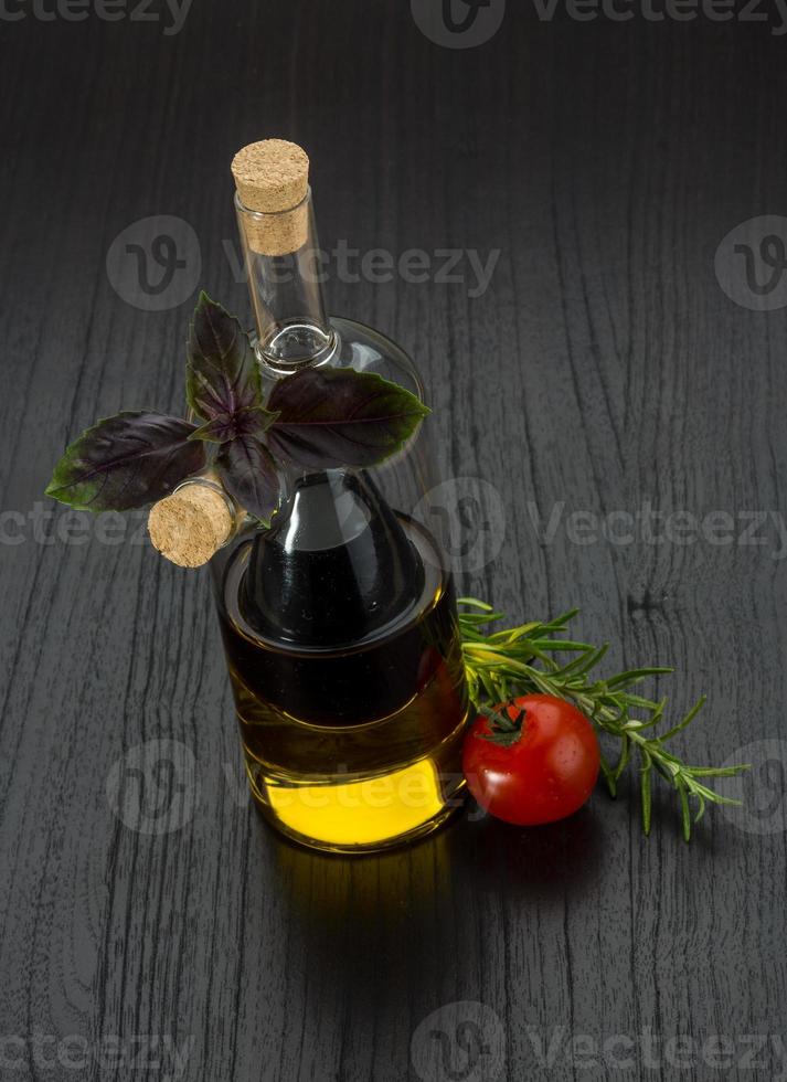 olio, aceto con rosmarino foto