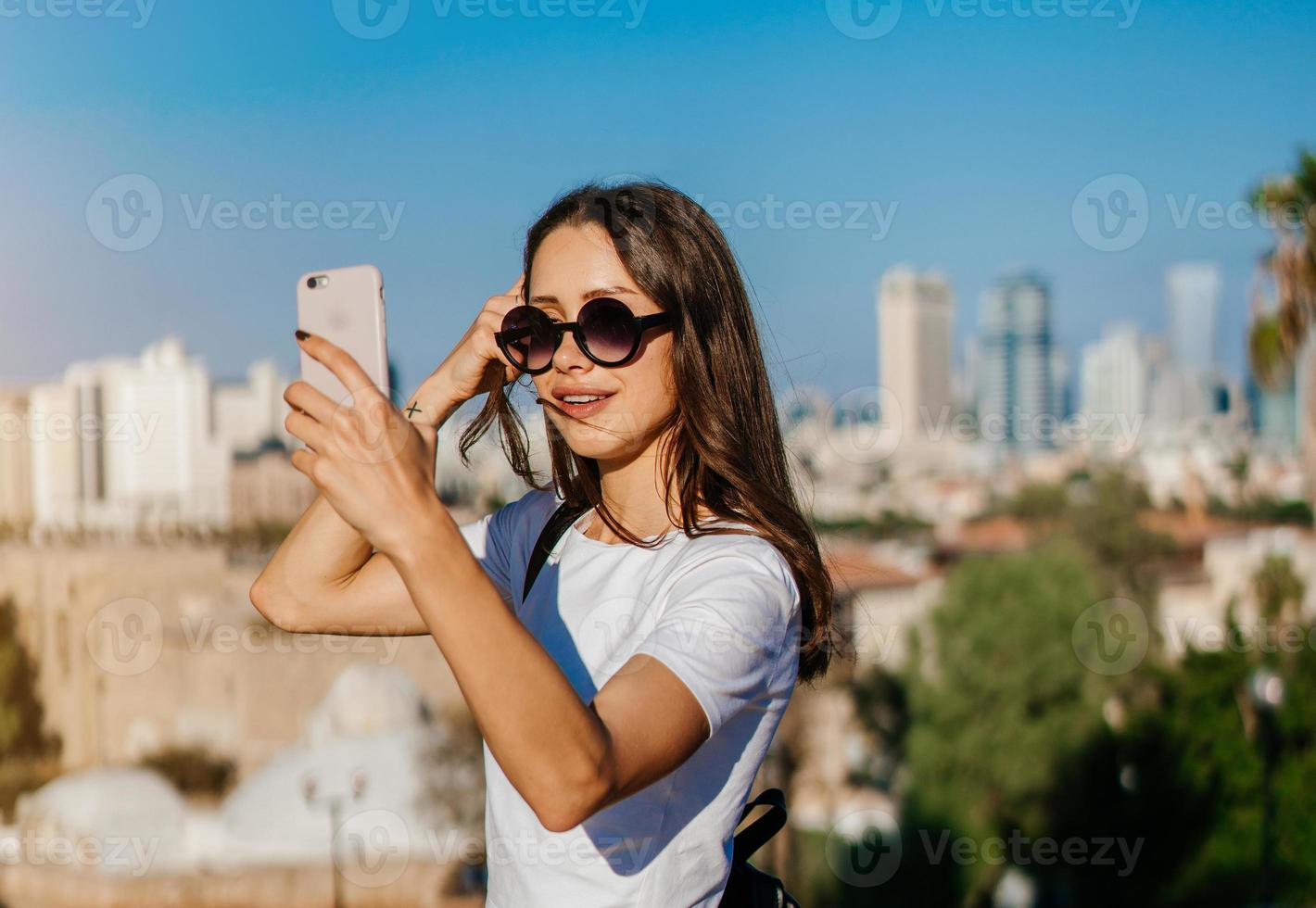 giovane attraente donna assunzione autoscatto foto