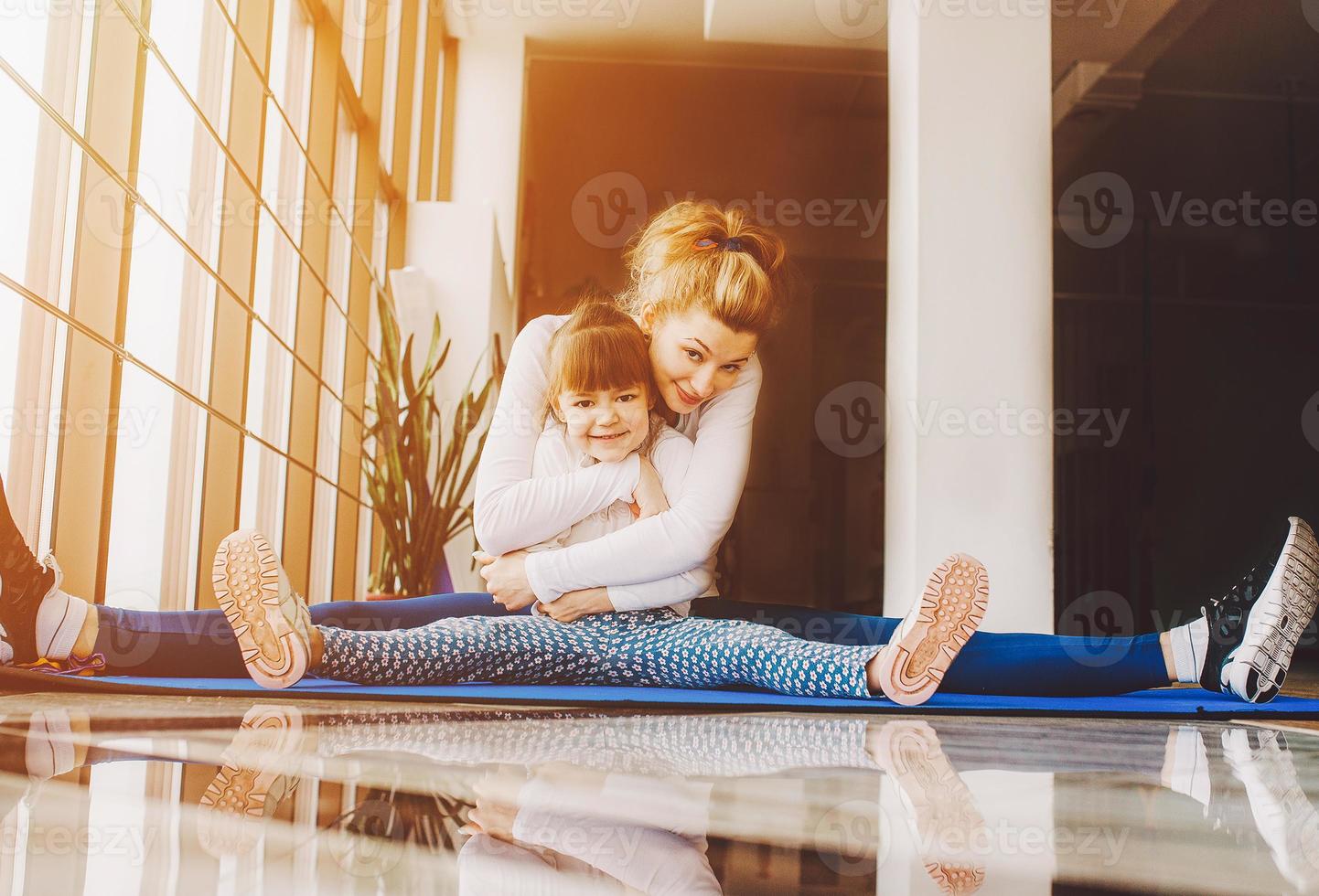 madre e figlia abbracci foto