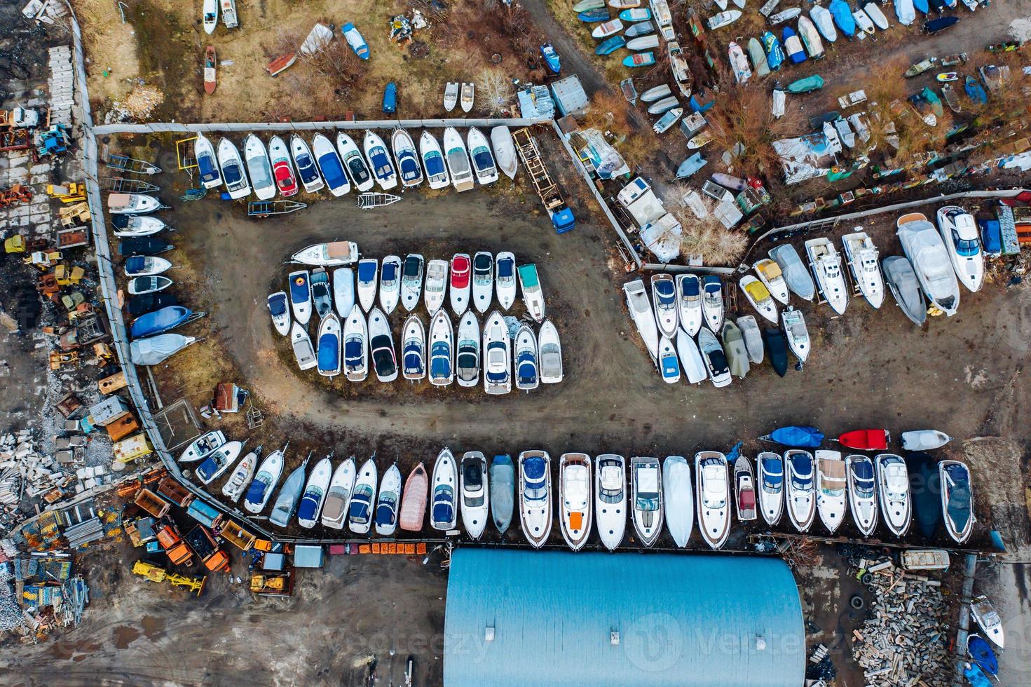 aereo Visualizza di barca cortile su terra. immagazzinato navi durante inverno tempo foto