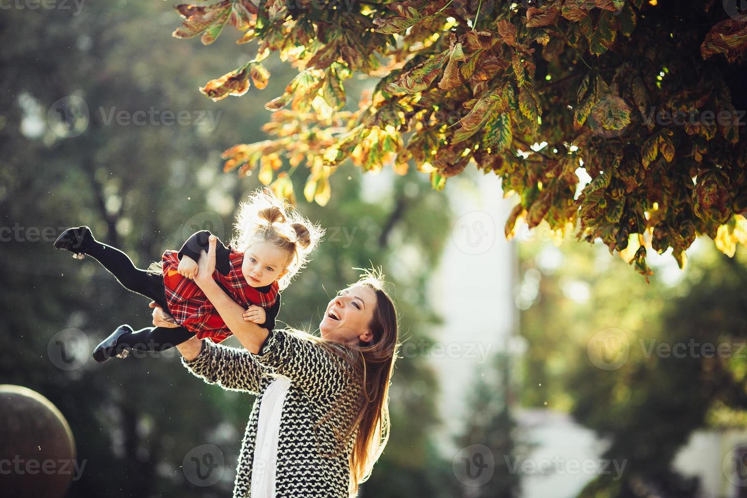 madre e poco figlia giocando nel un' parco foto