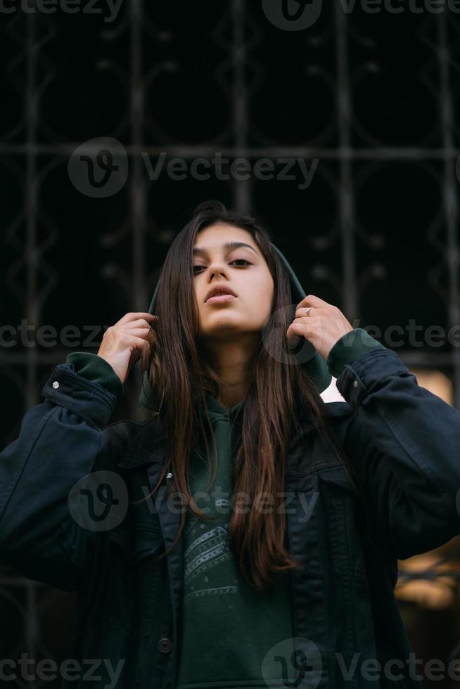 ritratto di carino ragazza con lungo capelli sembra a il telecamera foto