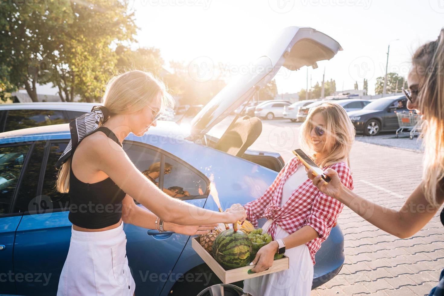 ragazze hold un' frutta vassoio e preparare un' festivo fuochi d'artificio. foto