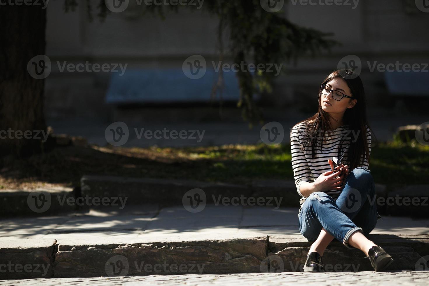 modella nel mezzo della città foto