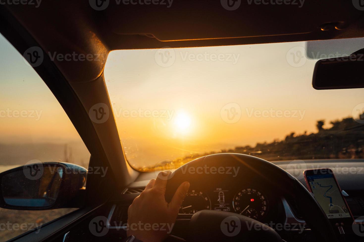 il strada per successo - un' autista in viaggio su un' strada foto