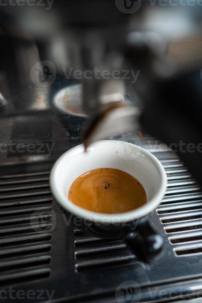 poco tazza di caffè espresso in piedi nel il acciaio caffè macchina foto